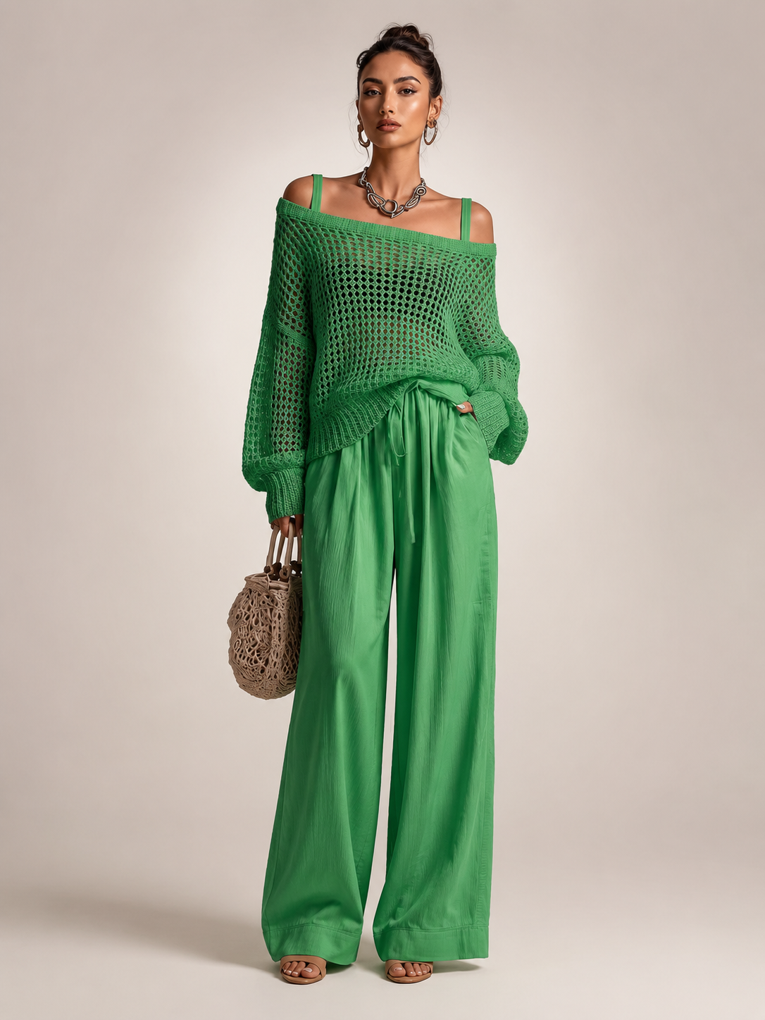 Femme portant un ensemble deux pièces avec haut en maille épaules dénudées et pantalon large, coloris vert