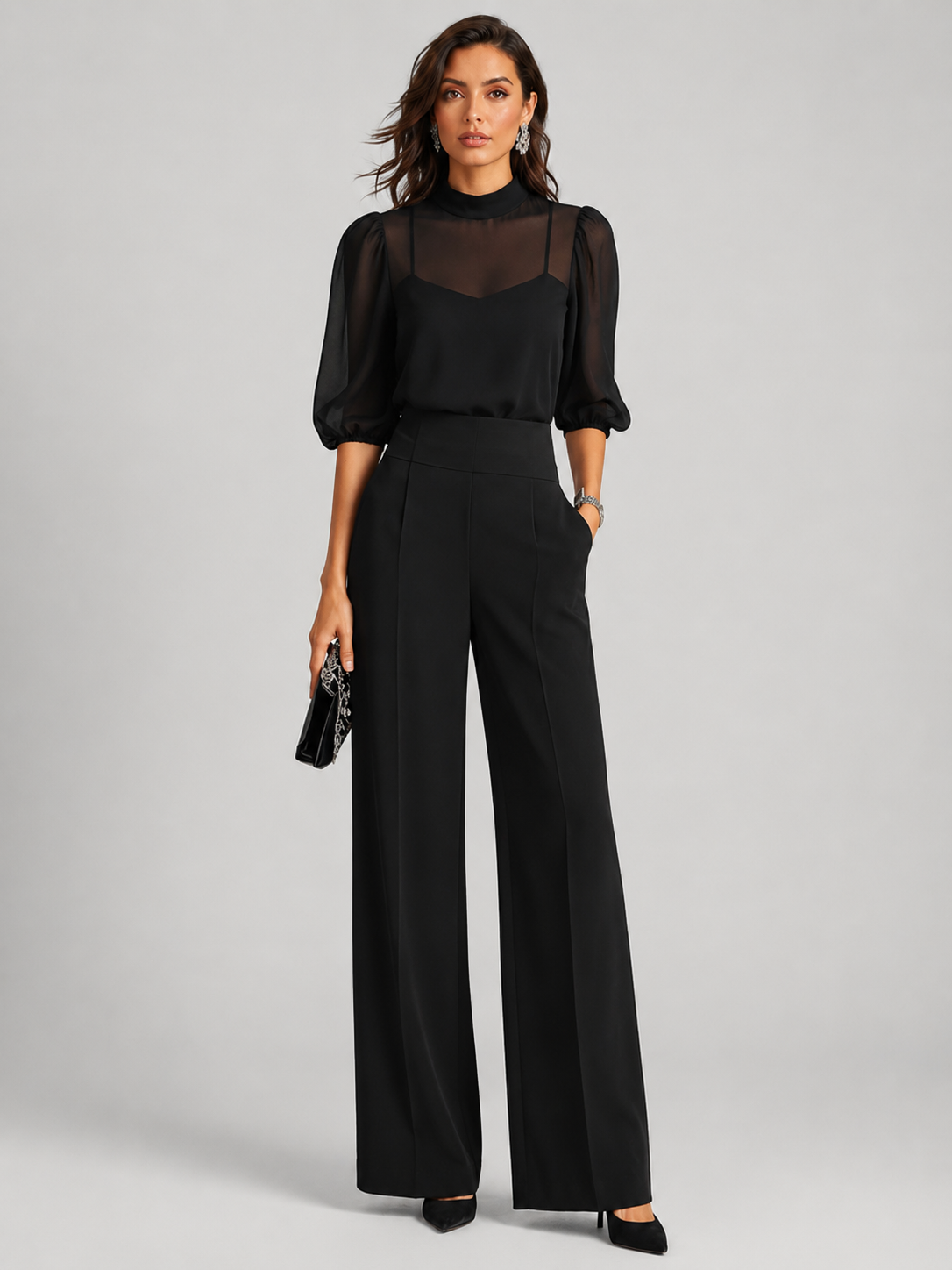 Femme portant un ensemble trois pièces avec blouse transparente et pantalon large, coloris noir