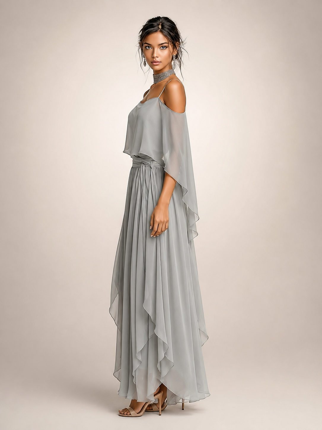 Femme portant un ensemble en mousseline avec haut épaules dénudées et pantalon large, coloris gris