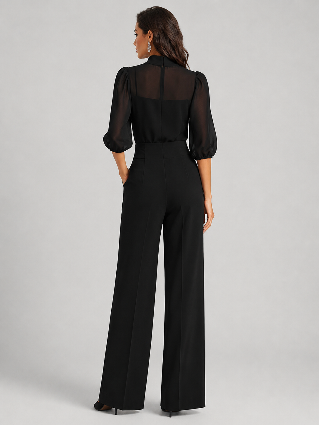 Femme portant un ensemble trois pièces avec blouse transparente et pantalon large, coloris noir