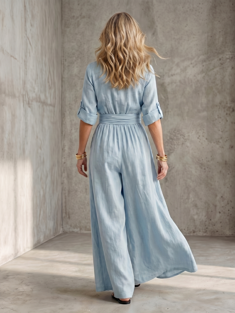 Femme portant une combinaison à haut croisé et jambes larges, coloris bleu ciel