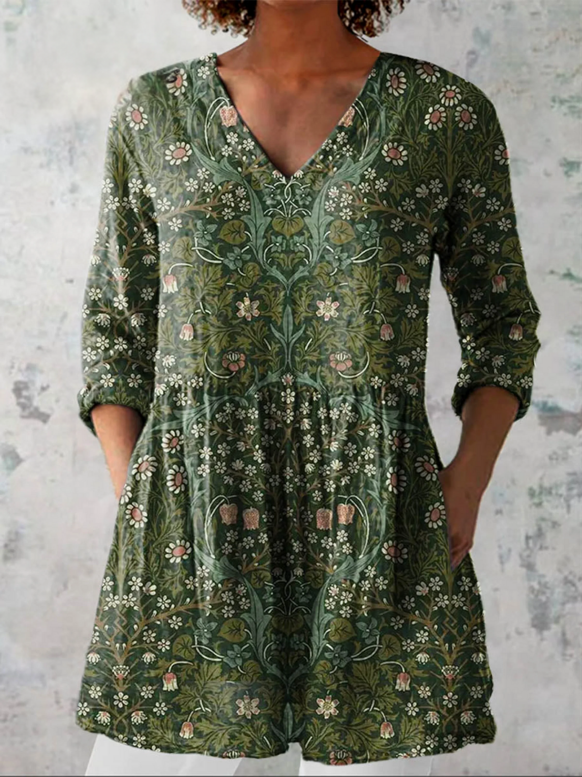 Julie | Chemisier long col V à motif floral vert olive