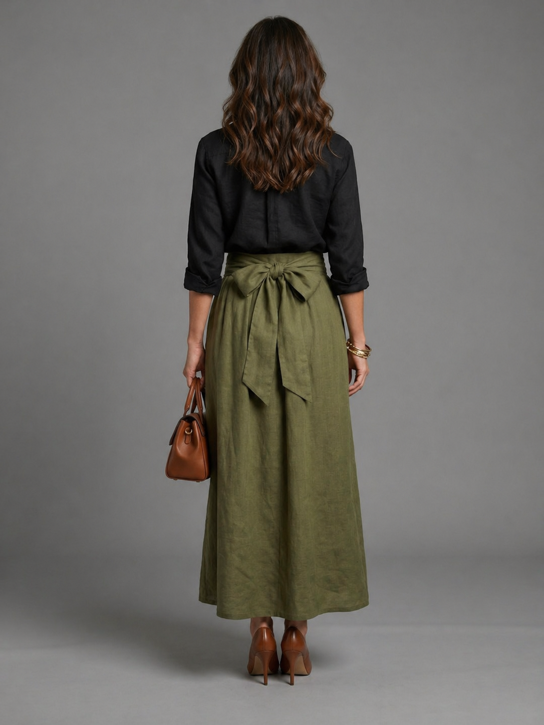 Femme portant un ensemble deux pièces avec chemisier boutonné et jupe midi