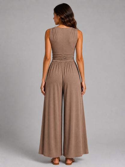 Femme portant une combinaison sans manches à col V et jambes larges, coloris camel