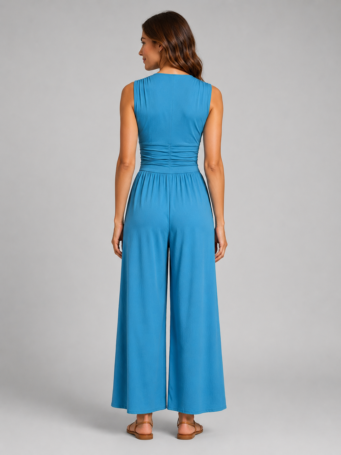 Femme portant une combinaison sans manches à col V et jambes larges, coloris bleu