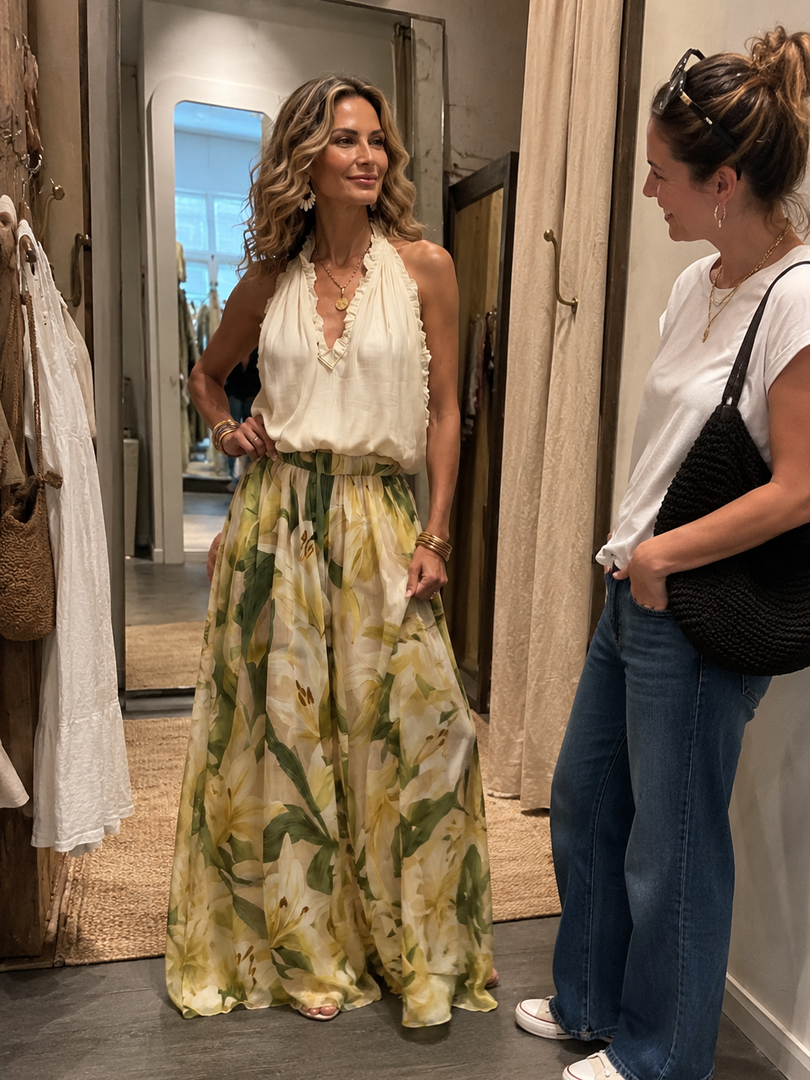 Femme portant un ensemble deux pièces avec blouse dos-nu et pantalon large à imprimé fleuri