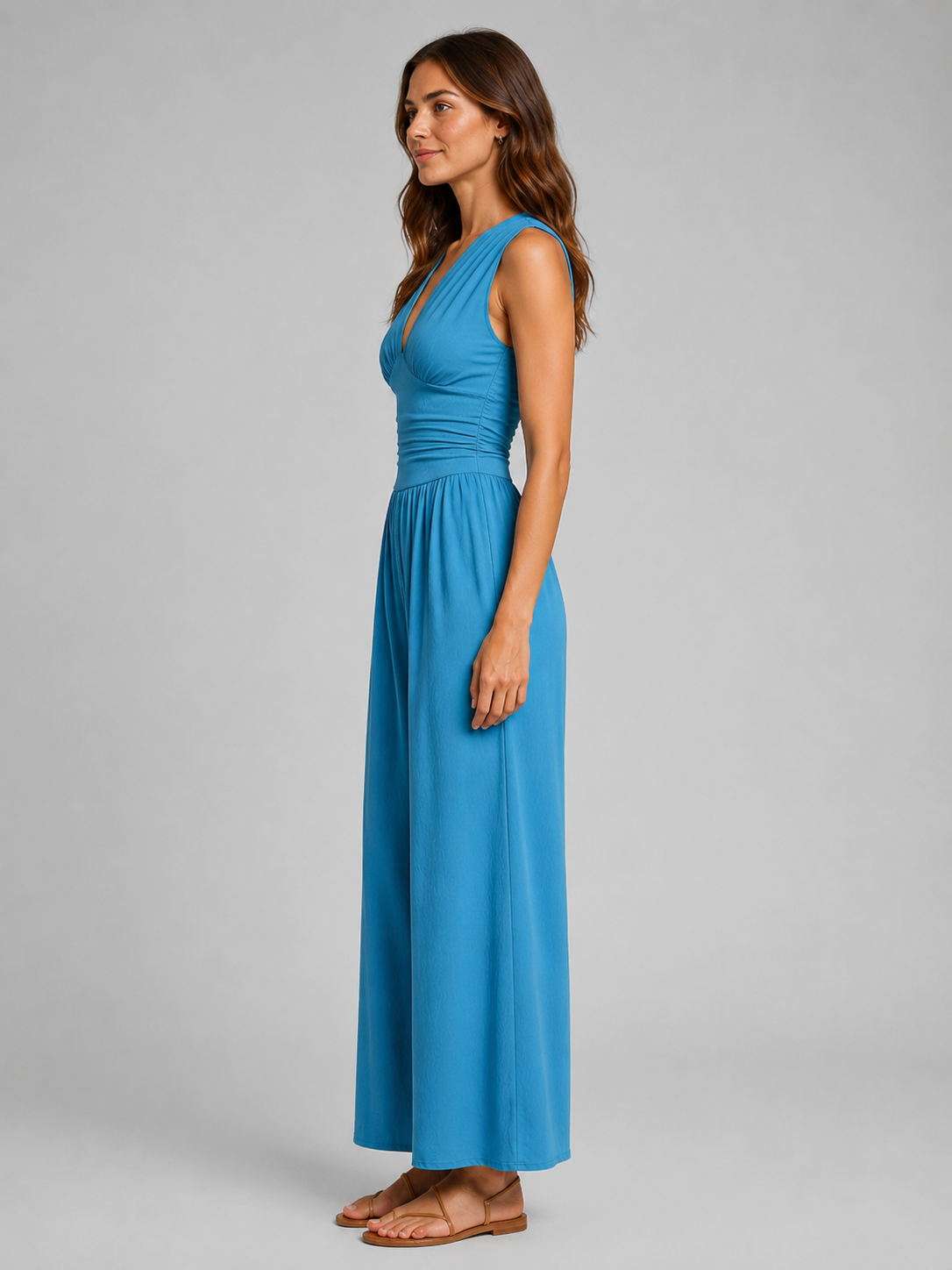 Femme portant une combinaison sans manches à col V et jambes larges, coloris bleu