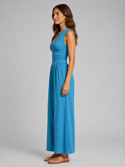 Femme portant une combinaison sans manches à col V et jambes larges, coloris bleu