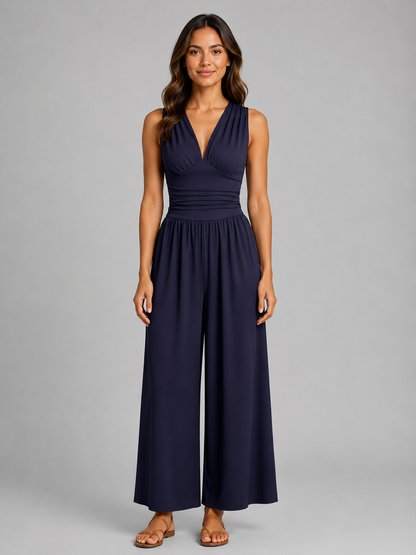 Femme portant une combinaison sans manches à col V et jambes larges, coloris bleu marine