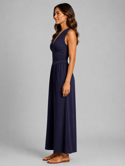 Femme portant une combinaison sans manches à col V et jambes larges, coloris bleu marine