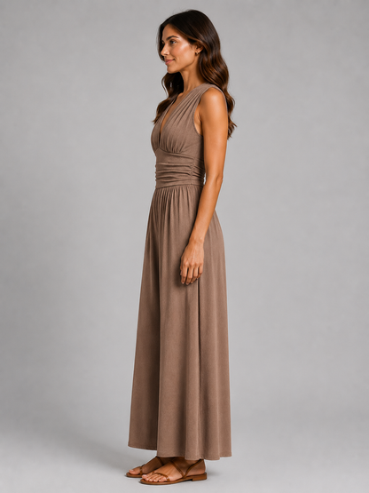 Femme portant une combinaison sans manches à col V et jambes larges, coloris camel