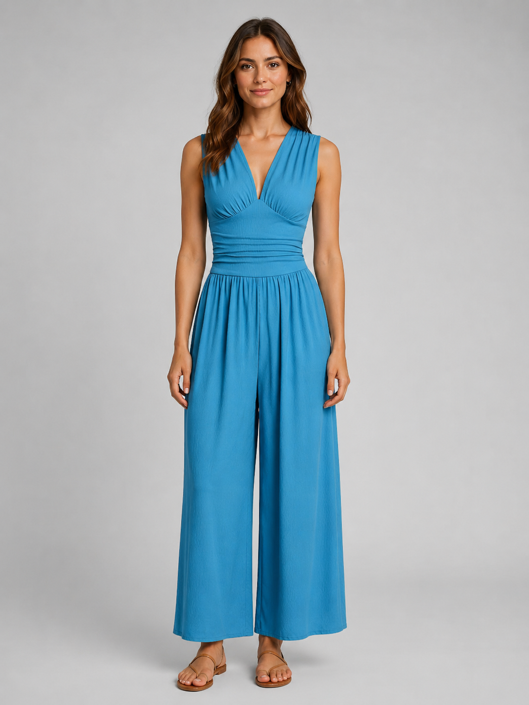Femme portant une combinaison sans manches à col V et jambes larges, coloris bleu
