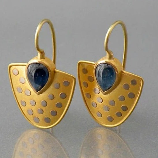 Éventail Bleu | Boucles d'oreilles dorées en forme d'éventail avec pierre bleue – Vue 01