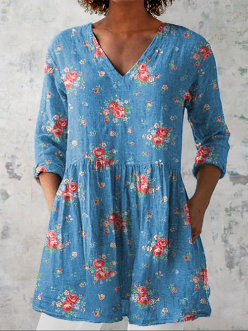 Mélanie | Chemisier long col V à petites roses sur fond bleu