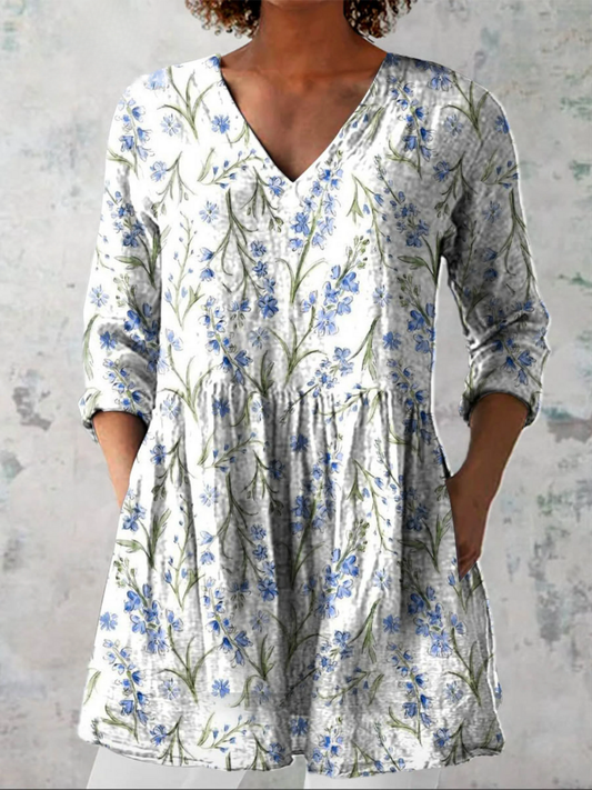 Jehanne | Chemisier long col V à fleurs bleues sur fond blanc