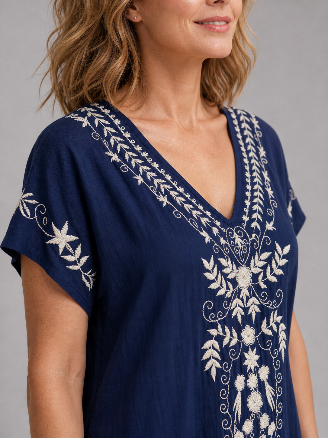 Thaïs — Robe longue brodée à manches courtes