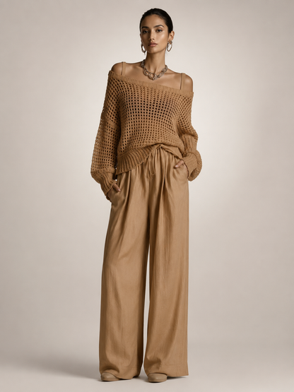 Femme portant un ensemble deux pièces avec haut en maille épaules dénudées et pantalon large, coloris kaki
