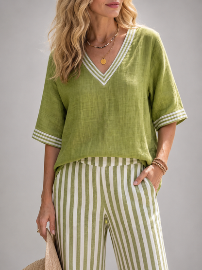 Femme portant un ensemble deux pièces avec tunique col V et pantalon large à rayures, coloris vert