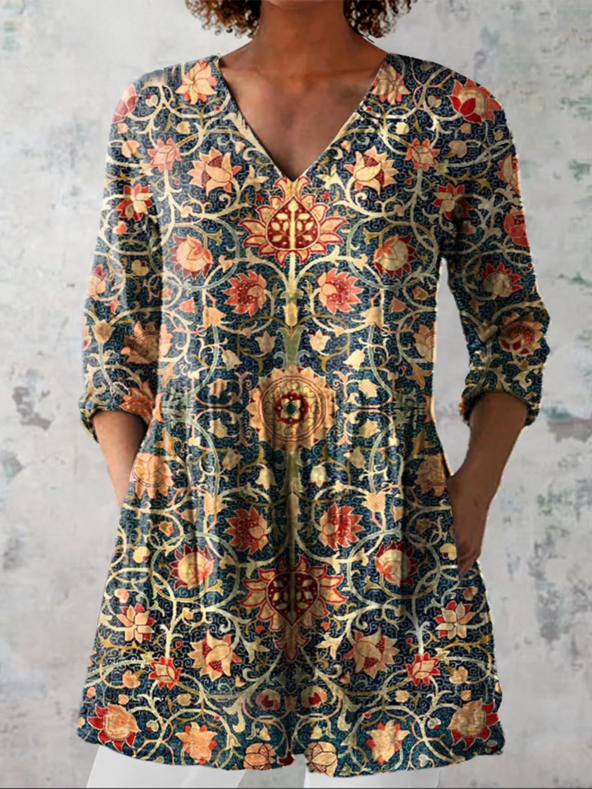 Céline | Chemisier long col V à motif ornemental bleu nuit et or