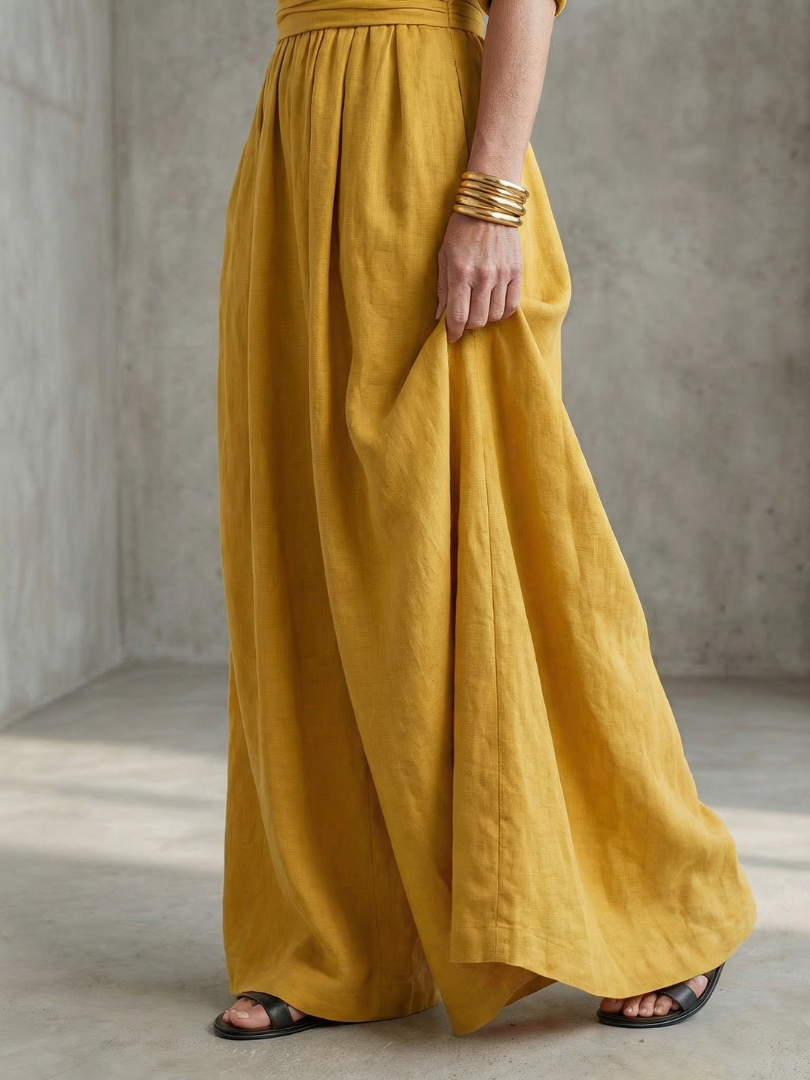Femme portant une combinaison à haut croisé et jambes larges, coloris jaune