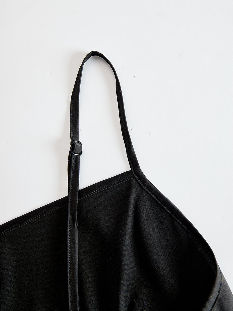 Gros plan sur un détail de la tenue, coloris noir