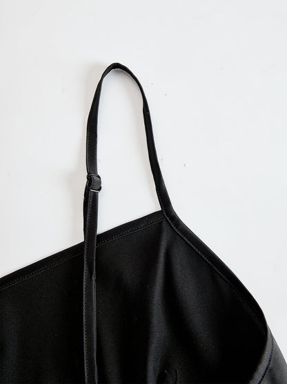 Gros plan sur un détail de la tenue, coloris noir