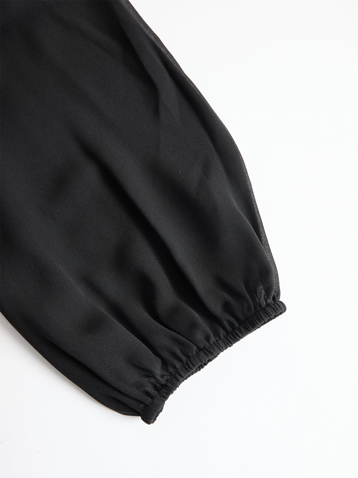 Gros plan sur un détail de la tenue, coloris noir