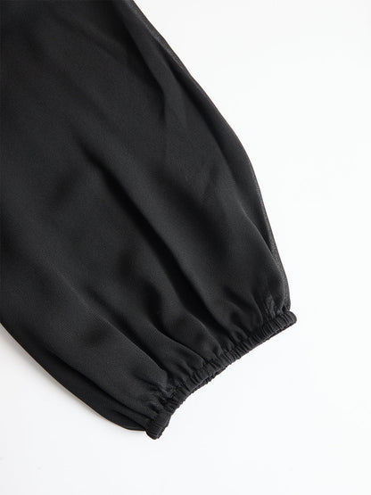 Gros plan sur un détail de la tenue, coloris noir
