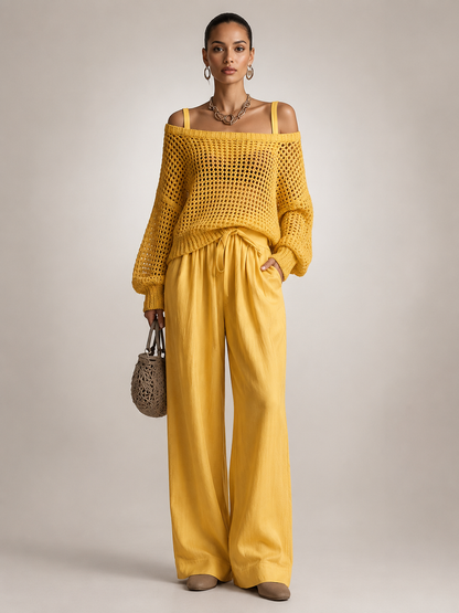 Femme portant un ensemble deux pièces avec haut en maille épaules dénudées et pantalon large, coloris jaune