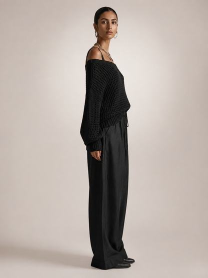 Femme portant un ensemble deux pièces avec haut en maille épaules dénudées et pantalon large, coloris noir
