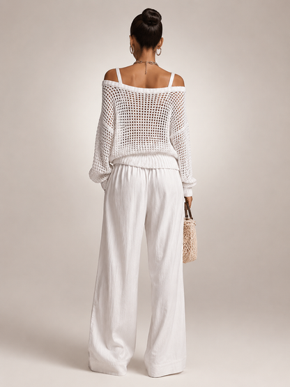 Femme portant un ensemble deux pièces avec haut en maille épaules dénudées et pantalon large, coloris blanc