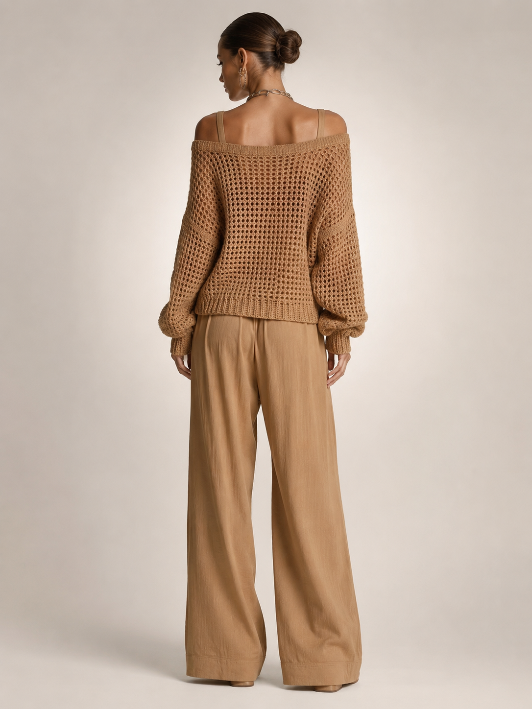 Femme portant un ensemble deux pièces avec haut en maille épaules dénudées et pantalon large, coloris kaki