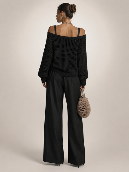 Femme portant un ensemble deux pièces avec haut en maille épaules dénudées et pantalon large, coloris noir