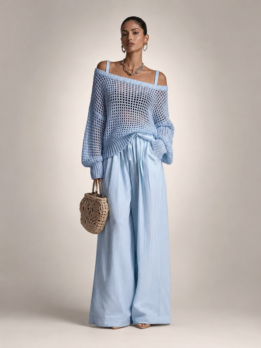 Femme portant un ensemble deux pièces avec haut en maille épaules dénudées et pantalon large, coloris bleu clair