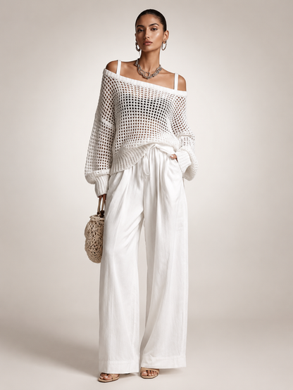 Femme portant un ensemble deux pièces avec haut en maille épaules dénudées et pantalon large, coloris blanc