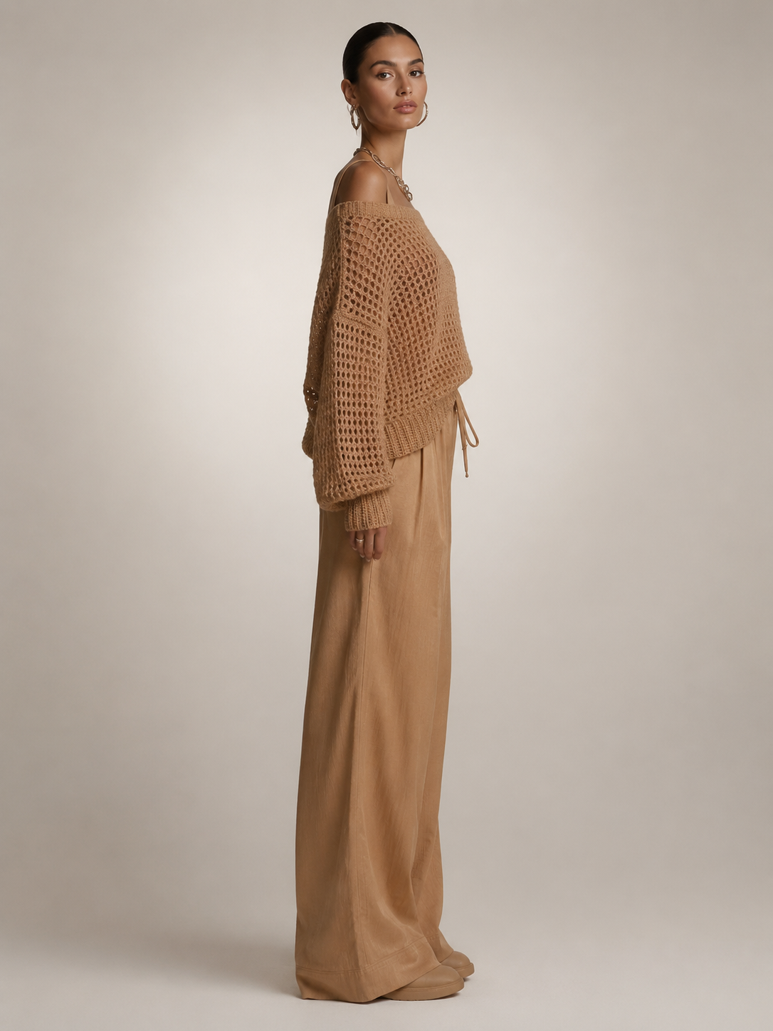 Femme portant un ensemble deux pièces avec haut en maille épaules dénudées et pantalon large, coloris kaki