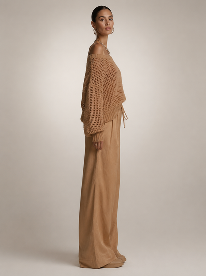 Femme portant un ensemble deux pièces avec haut en maille épaules dénudées et pantalon large, coloris kaki