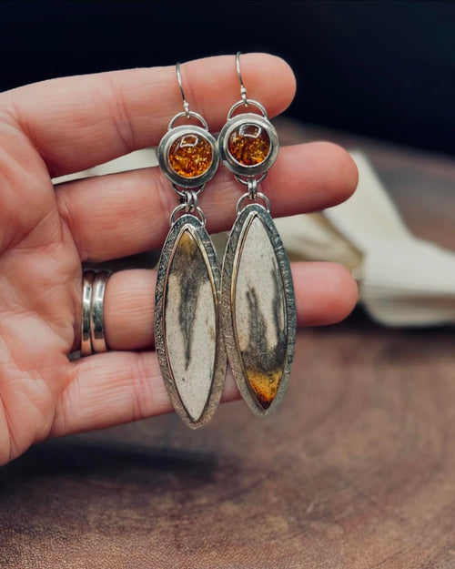 Feuille d'Ambre | Boucles d'oreilles argentées avec pierres dorées – Vue 01