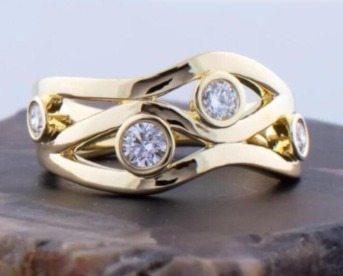 Jeu d'Entrelacs | Bague dorée avec bandes entrelacées et pierres claires – Vue 01