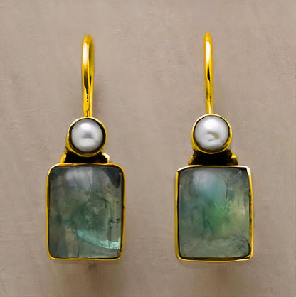 Tablette Verte | Boucles d'oreilles dorées avec perle blanche et pierre verte – Vue 01