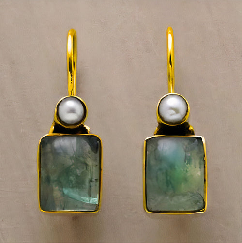 Tablette Verte | Boucles d'oreilles dorées avec perle blanche et pierre verte – Vue 01