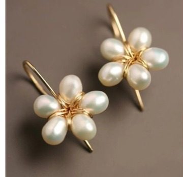 Couronne à Cinq Branches | Boucles d'oreilles avec cinq détails blancs en forme de fleur – Vue 01
