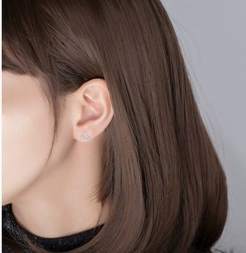 Puce Triangle | Petites puces d'oreilles en forme de triangle – Vue 02