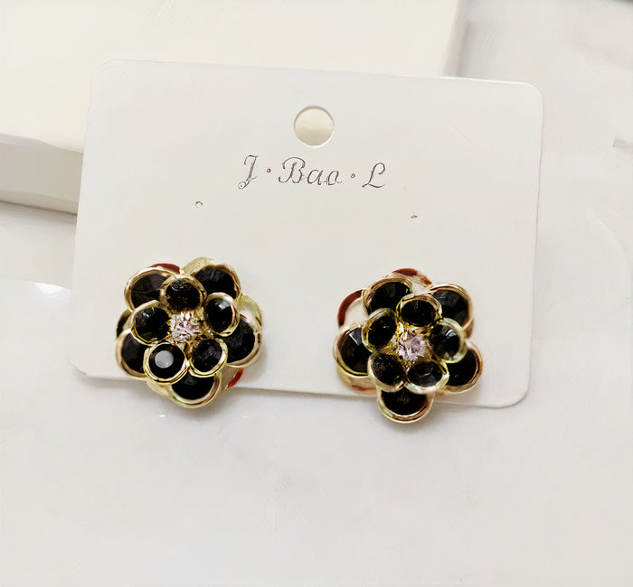 Fleur Noire | Boucles d'oreilles fleurs dorées avec pétales noirs – Vue 01