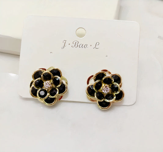 Fleur Noire | Boucles d'oreilles fleurs dorées avec pétales noirs – Vue 01