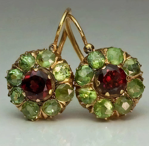 Couronne Verdoyante | Boucles d'oreilles dorées avec pierres vertes et rouges – Vue 01