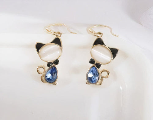 Chaton | Boucles d'oreilles à motif de chat et pierre bleue – Vue 01