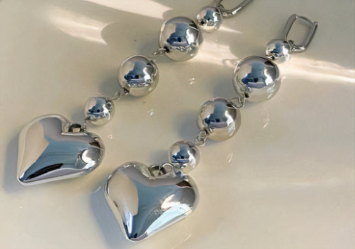 Cœur Perlé | Boucles d'oreilles argentées avec perles et cœur – Vue 01