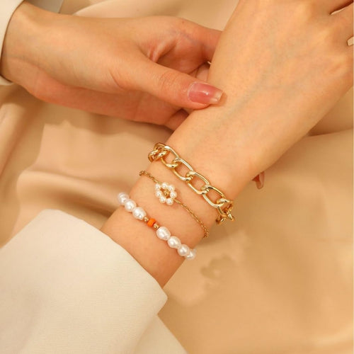 Parure Marguerite | Ensemble de trois bracelets avec chaîne, fleur et perles blanches – Vue 01