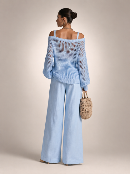 Femme portant un ensemble deux pièces avec haut en maille épaules dénudées et pantalon large, coloris bleu clair